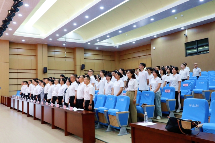 奏唱国歌 奏唱国歌
