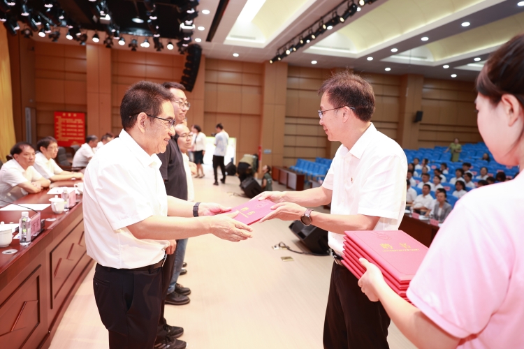 朱占元颁发聘书 朱占元颁发聘书