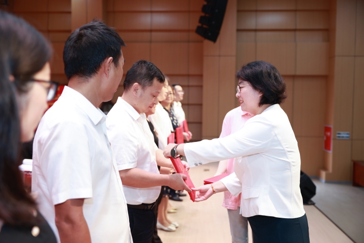 白洁颁发聘书 白洁颁发聘书